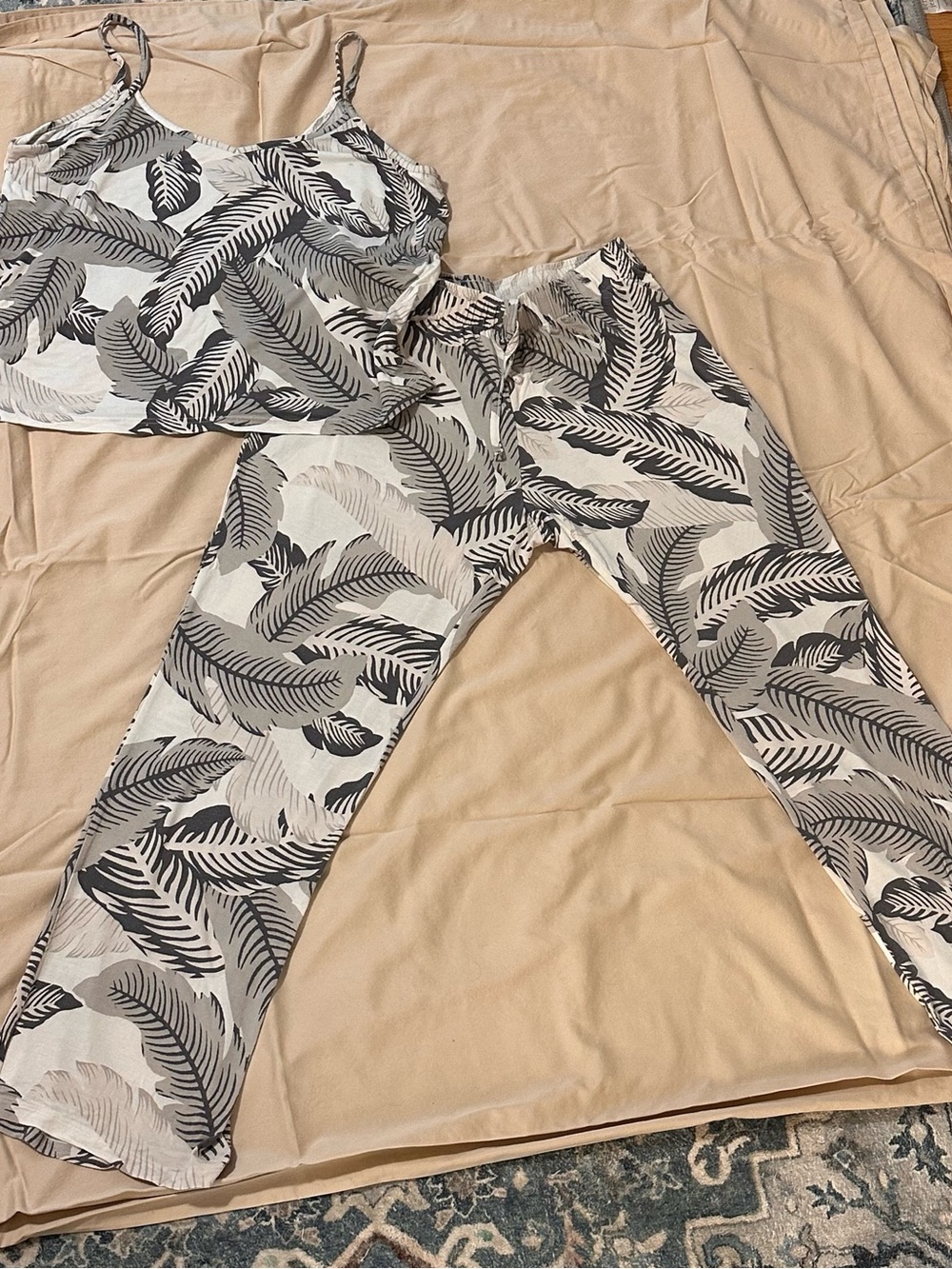 Old Navy White and Gray Leaf-Print Lounge Set